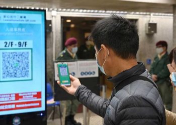 港府取消「安心出行」 評論：放寬「來得太遲」