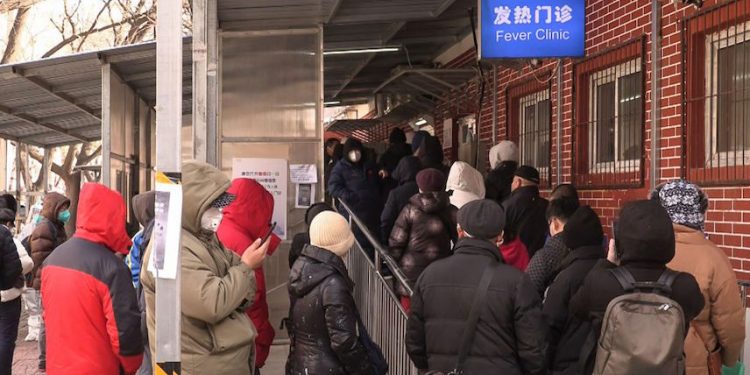 2022年12月14日，北京市民在發燒門診外排隊等候。（圖片：YUXUAN ZHANG/AFPTV/AFP via Getty Images）。