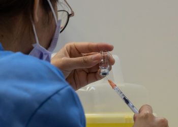 【香港要聞】「小紅書」瘋傳赴港接種疫苗攻略 引醫界擔憂；日出招應對 港慘遭拖累