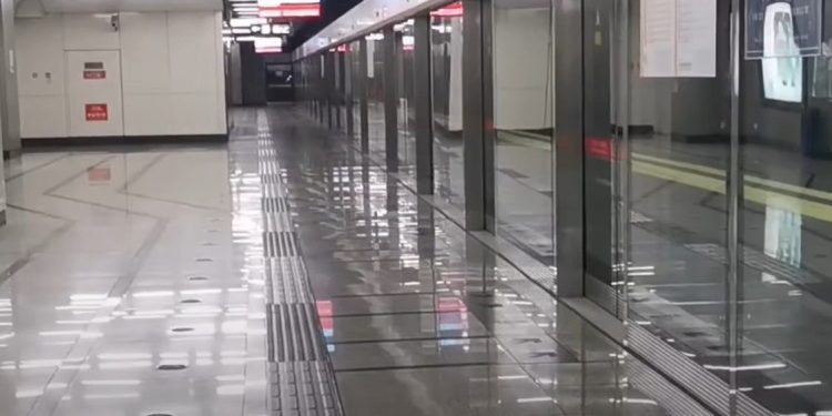 解封後第一波爆發已致北京火葬場超負荷運轉 吳尊友:還有兩波在路上。圖為目前北京地鐵下班高峰時段竟然空無一人。(視頻截圖)