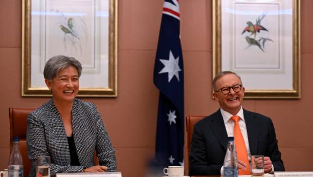澳洲外交部長黃英賢(左)和總理阿爾巴尼斯。 (Photo by Lukas Coch - Pool/Getty Images)