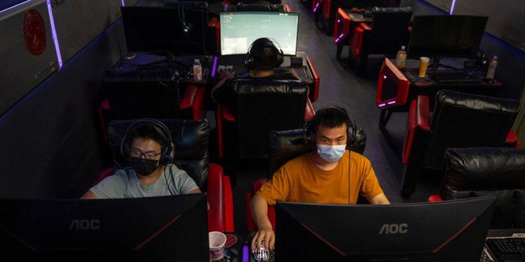 圖為中國年輕人正在上網（圖片來源：Andrea Verdelli/Getty Images）