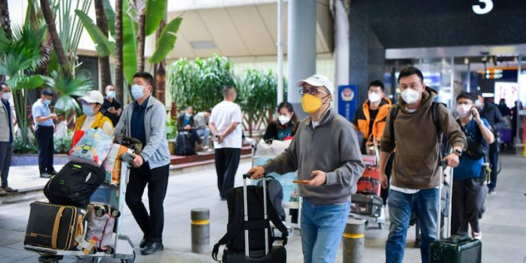 2022年12月9日,在中國海南省海口市,旅客們走出海口美蘭國際機場的一座航站樓。海口市不再要求返回這個城市的人出示核酸檢測陰性結果和健康碼。(圖片: Luo Yunfei/China News Service/VCG via Getty Images)