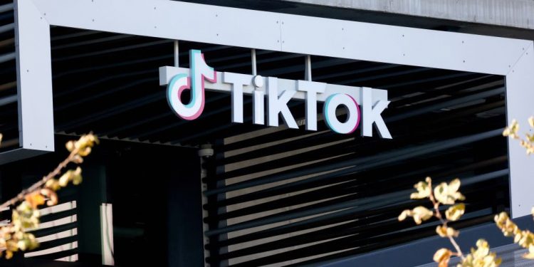 抖音國際版軟件Tiktok近日被指控追蹤歐洲記者行蹤,並獲取用戶位置。對此,Tiktok的管理層發布聲明稱,這些舉動源自於一個「錯誤的計畫」,應由具體部門員工擔責。(圖片:Mario Tama/Getty Images)