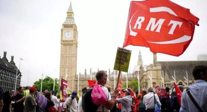英國鐵路工會（RMT）周一（5日）晚間宣布，工會成員計畫從平安夜（12 月 24 日）下午 6 點起開始罷工，直到27日。（圖片來源：互聯網）