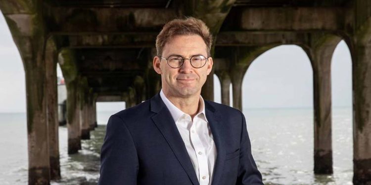 英國議會下院國防委員會主席埃爾伍德表示,英國應該更勇敢地在國際上支持臺灣。(圖片選自埃爾伍德的臉書)