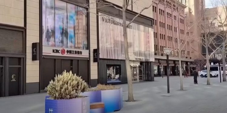 中國大陸中共病毒疫情大爆發,街上行人稀少.(視頻截圖)