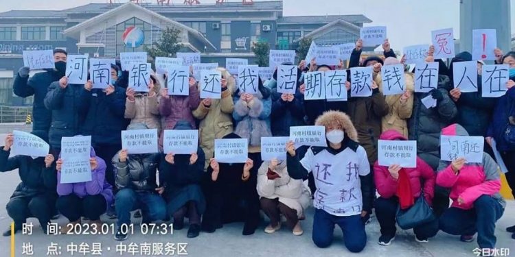 新年第一天 河南村鎮銀行儲戶徒步高速公路維權（網絡圖片）