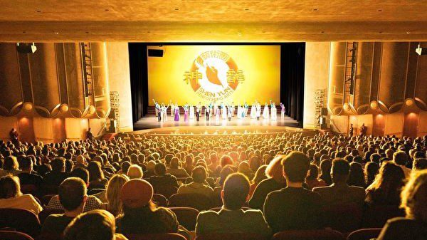 2022年12月30日晚,神韻新紀元藝術團在加州聖荷西表演藝術中心(San Jose Center for the Performing Arts)為觀眾帶來藝術饗宴。(大紀元)