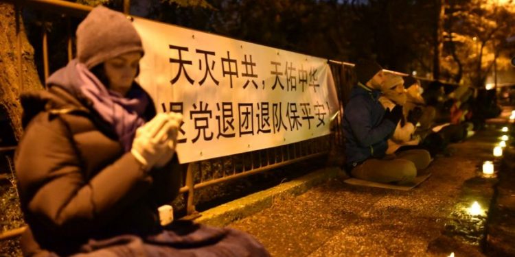 來自斯洛伐克和奧地利的部份法輪功學員，在中共駐斯洛伐克大使館前和平抗議，揭露中共對法輪功的迫害及其邪惡本質，呼籲人們遠離中共。（圖片：明慧網）