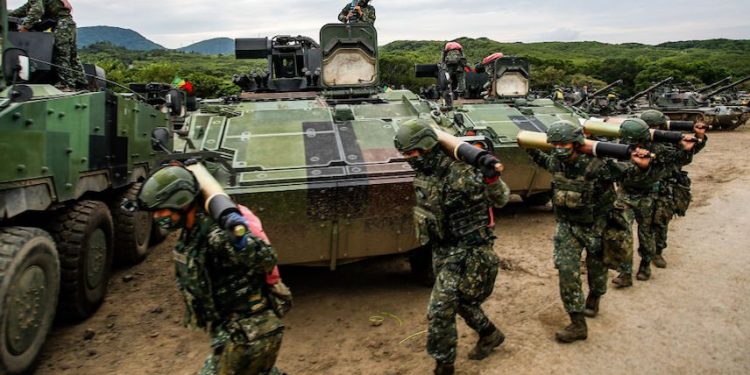 2022年9月7日,臺灣屏東縣,在來自中共的軍事威脅加劇的情況下,臺灣士兵在為期2天的實彈演習中攜帶火炮到坦克。台北一直在接受來自美國的更多軍售和武器,同時促進與日本、英國、加拿大和印度等國家的關係。(圖片: Ceng Shou Yi/NurPhoto via Getty Images)
