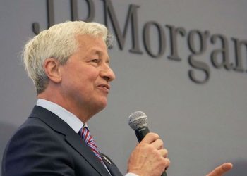 2023年1月19日，摩根大通首席執行官戴蒙（Jamie Dimon）評論説，他認爲通脹問題不會很快從市場中消失。圖為戴蒙於2021年6月29日，在巴黎出席摩根銀行法國新總部的落成典禮。(圖片： MICHEL EULER/POOL/AFP via Getty Images)
