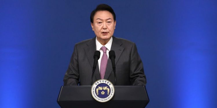 就在朝鮮升高導彈威脅韓國後，朝鮮的無人機近期再度進入首爾韓國總統府周圍的禁飛區，令韓國大怒。韓國總統尹錫悅怒嗆，該國可能終止《919軍事協議》。(圖片： Chung Sung-Jun/Getty Images)