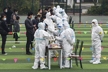Residents undergo nucleic acid tests for the Covid-19 coronavirus in Ningbo in China's eastern Zhejiang province on December 8, 2021. (Photo by AFP) / China OUT