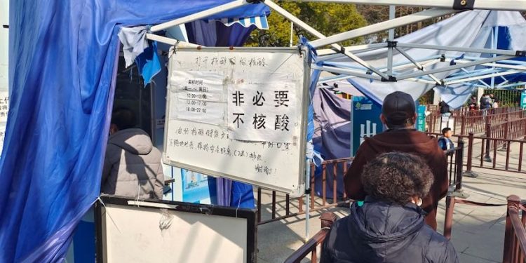 中共將常態化核酸檢測轉為「非必要」不做檢測後,多數核酸檢測亭被裁撤或停用。圖為2023年1月7日,在上海一個小賣部,人們最後一次免費做核酸檢測。 (圖片:CFOTO/Future Publishing via Getty Images)