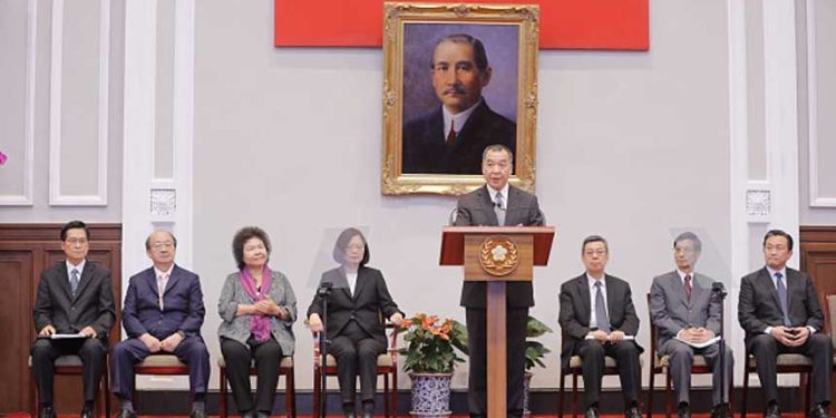 中華民國國防部長邱國正 (中間站立)(圖片:DANIEL SHIH/AFP via Getty Images)