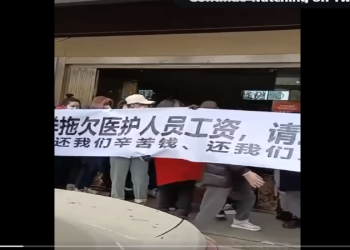 昔日囂張「大白」現被迫失業 拉橫幅討薪上訪（視頻）