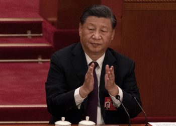 中共中央政治局常務委員會2月16日召開會議，習近平主持會議並發表重要講話。稱「中國這波疫情病故率全球最低，創造了奇蹟」，招來網上罵聲一片。(圖片：Kevin Frayer/Getty Images)