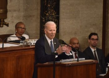 美国驻华大使馆在微信和微博上发布了拜登近日国情咨文讲话的摘译，其中有关中共和习近平的内容。图片美国总统乔拜登于 2023 年 2 月 7 日在华盛顿特区的美国国会大厦发表国情咨文演讲。(图片Sha Hanting/China News Service/VCG via Getty Images)