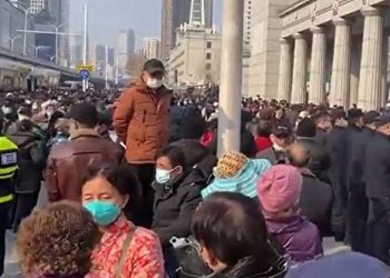 2023年2月15日，武漢爆發大規模抗議。（視頻截圖）