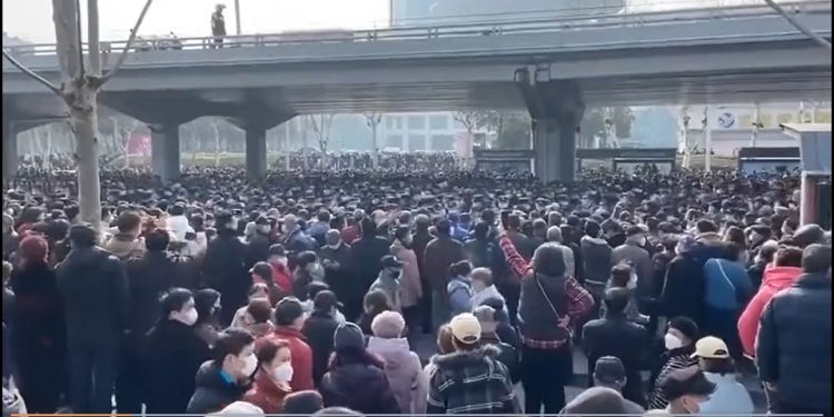 武漢大約2萬老人走上街頭，齊聚中山公園（圖片來源：視頻截圖）