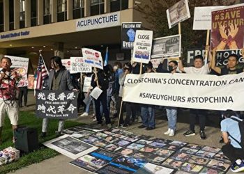 新疆人權報告引國際關注 要求追究中共責任。圖為維吾爾族人於洛杉磯中領館前抗議中共種族滅絕罪行，呼籲民眾拒看北京冬季奧運會。（界立建提供