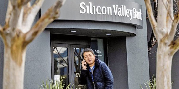 硅谷銀行、百年瑞信接連爆雷之際,有消息稱,千億歐美資金日前從美國和瑞士撤離,主要流入香港、新加坡等地。圖為2023年3月10日位於加利福尼亞州聖克拉拉的矽谷銀行(SVB)總部。(Noah Berger/AFP via Getty Images)