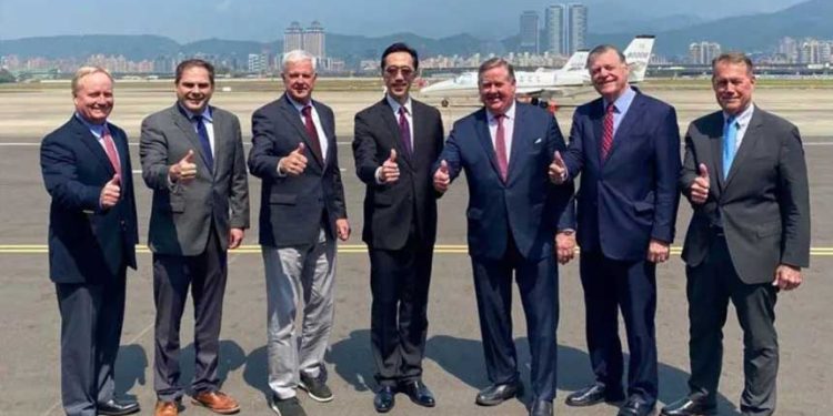 臺灣北美司長徐佑典（中）歡迎美國聯邦眾議院撥款委員會訪問團訪台，團員包括：喬伊斯、賈西亞、沃麥克、科維特、柯爾及凱斯（自左至右）（圖／臺灣外交部提供）