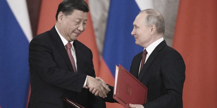 中共領導人習近平在離開莫斯科前對普京說:「百年不遇的變革正在到來,我們共同來推動。」這句話仍在國際社會的關注之中。圖為2023年3月21日,俄羅斯總統弗拉基米爾-普京和中國國家主席習近平在莫斯科克里姆林宮會談後的簽字儀式上握手。(t圖片: VLADIMIR ASTAPKOVICH / SPUTNIK / AFP via Getty Images)