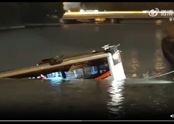 又是自殺？上海公交車司機獨自把車開入河中（視頻）