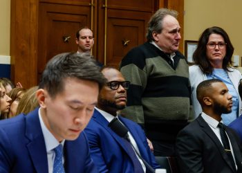 「搬起石頭砸自己腳」抖音CEO在美聽證會上的說辭反促其更要被禁
