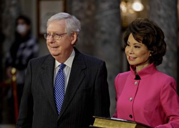 儘管川普（Trump）反對麥康奈爾的很多做法，但他仍然為這個美國參議院的共和黨領袖送上了良好祝福。圖為2021年1月3日，當時的美國參議院多數黨領袖米奇．麥康奈爾（Mitch McConnell）在他的妻子、時任美國交通部長趙小蘭（Elaine Chao）的陪同下，在美國國會大廈等待宣誓就職第117屆美國國會。（圖片來源：Samuel Corum-Pool/Getty Images）