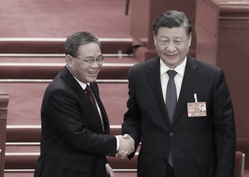 李強被認為是習近平的忠實擁護者，也因此其權威會被大大削弱。圖為2023年3月11日，中國國家主席習近平（左）與總理李強（右）在北京舉行的中共全國人大第四次全體會議開幕期間握手。（圖片來源：Lintao Zhang/Getty Images）