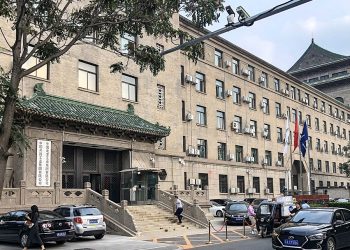 有外媒近日披露：中共最大的國有軍工企業被曝光向俄交付了突擊步槍、無人機零件與防彈衣等武器裝備。圖為位於北京三里河的中國北方工業集團有限公司總部大樓。（圖片：N509FZ/wikimedia，CC BY-SA 4.0）