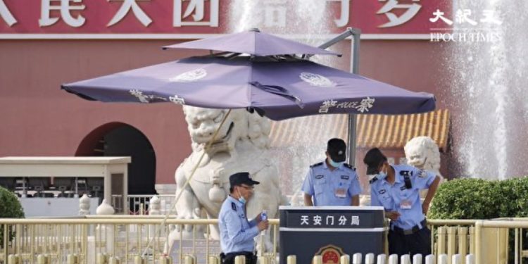 中共人大會議閉幕不久,中共辦公廳即發文重提中共黨魁毛澤東提出的「調查研究」。分析認為,這或是中共整風運動的前奏。圖為北京天安門安檢處。(來源:大紀元)