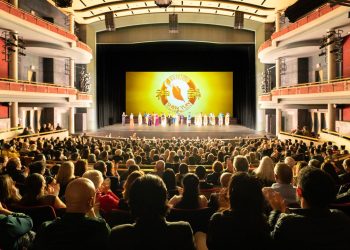 2023年3月24日晚，神韻環球藝術團在加拿大密西沙加表演藝術中心（Living Arts Centre）拉開了2023年度密市演出的序幕。（攝影：艾文）