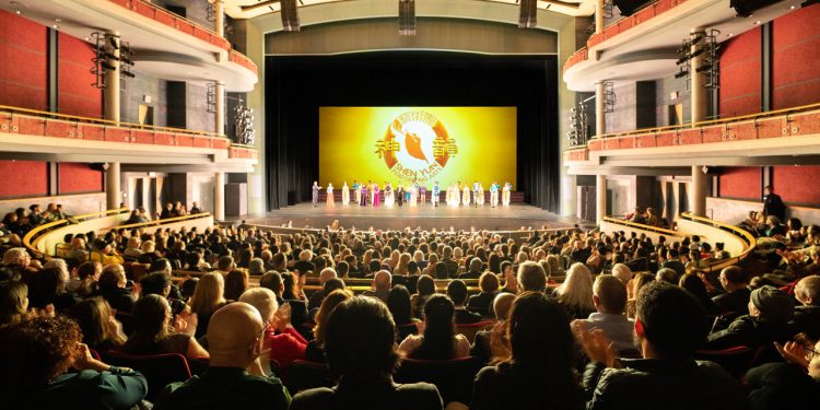 2023年3月24日晚，神韻環球藝術團在加拿大密西沙加表演藝術中心（Living Arts Centre）拉開了2023年度密市演出的序幕。（攝影：艾文）