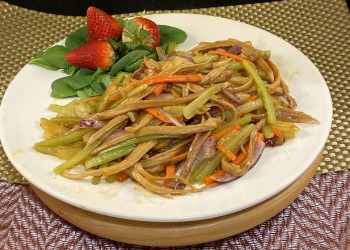 【梁廚美食】酸菜西芹紫洋蔥炒海參筋/粟米雞茸魚肚海參羹