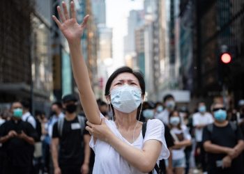 【香港要聞】撤口罩令「禁蒙面法」成焦點；路透記者身份被盜 ；恆大或面臨清盤命運