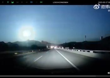 要出大事？北京上空現藍色火流星墜落爆炸 點亮夜空（視頻）