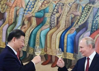 中共領導人習近平訪俄並會晤俄總統普京後，雙方公布了多項官宣結果。在此次中俄兩國領導人簽署的聯合聲明中，還藏有一項驚人的秘密協議——兩國公安將合作「保政權」。 (圖片： PAVEL BYRKIN / SPUTNIK / AFP via Getty Images)