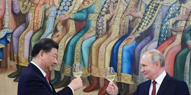 中共領導人習近平訪俄並會晤俄總統普京後，雙方公布了多項官宣結果。在此次中俄兩國領導人簽署的聯合聲明中，還藏有一項驚人的秘密協議——兩國公安將合作「保政權」。 (圖片： PAVEL BYRKIN / SPUTNIK / AFP via Getty Images)