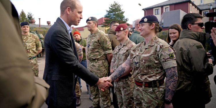 英國王儲威廉王子（Prince William）3月22日罕見地突訪波蘭與烏克蘭邊界附近的基地，慰問駐守當地的英國及波蘭部隊，並讚揚他們「為支持烏克蘭人民及他們的自由進行合作」(圖片：Yui Mok - Pool/Getty Images)