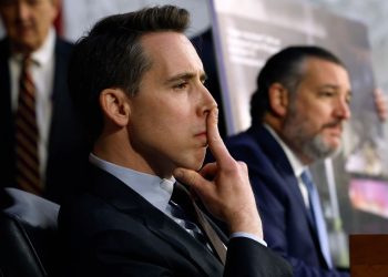 兩會期間，美國密蘇里州共和黨參議員喬什·霍利（Josh Hawley）致函習近平，要求北京政府澄清疫情起源的真相。圖片2023年3月1日，華盛頓特區，參議院司法委員會成員喬什-霍利（R-MO）（L）在國會山哈特參議院辦公大樓舉行的聽證會上。(圖片： Chip Somodevilla/Getty Images)