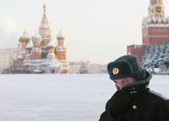 俄經濟現崩潰跡象。圖為冒着零下27攝氏度嚴寒在莫斯科紅場克林姆林宮附近巡邏的一名俄羅斯警察。(圖片：Oleg Nikishin/Getty Images)