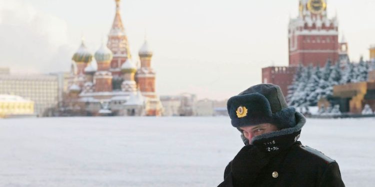 俄經濟現崩潰跡象。圖為冒着零下27攝氏度嚴寒在莫斯科紅場克林姆林宮附近巡邏的一名俄羅斯警察。(圖片：Oleg Nikishin/Getty Images)