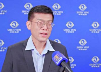 2023年3月2日晚上，東港輔英醫院醫師詹智鈞觀賞神韻世界藝術團在高雄文化中心的第四場演出。（新唐人電視台）