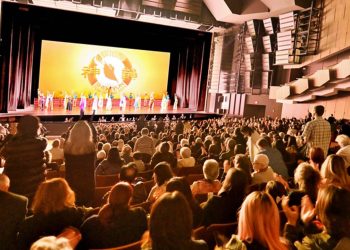 2023年3月23日晚， 神韻巡迴藝術團在溫哥華伊麗莎白女王劇院（Queen Elizabeth Theatre）進行了第三場演出。（大宇／DJY）