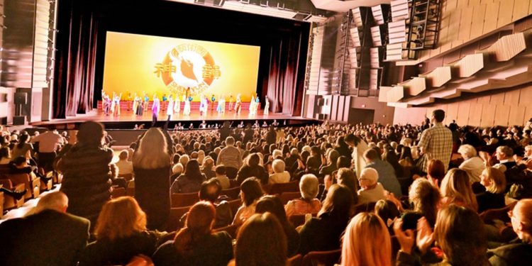 2023年3月23日晚， 神韻巡迴藝術團在溫哥華伊麗莎白女王劇院（Queen Elizabeth Theatre）進行了第三場演出。（大宇／DJY）
