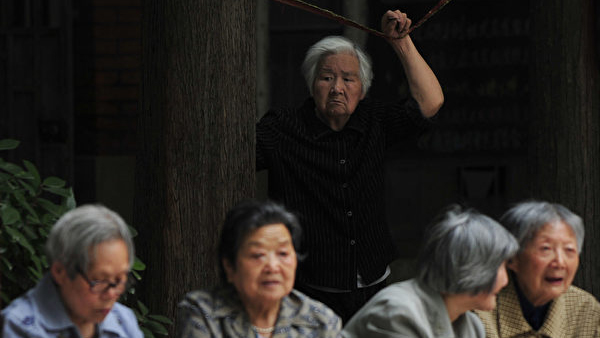 中國14省養老金財政赤字嚴重 經濟和人口危機已在路上。圖為中國街頭老人。(大紀元資料室)